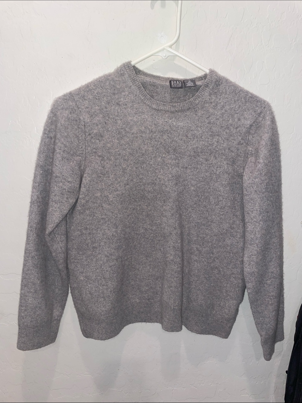 100% Cashmere Sak’s Fifth Ave 
Size medium 
Grey sweater